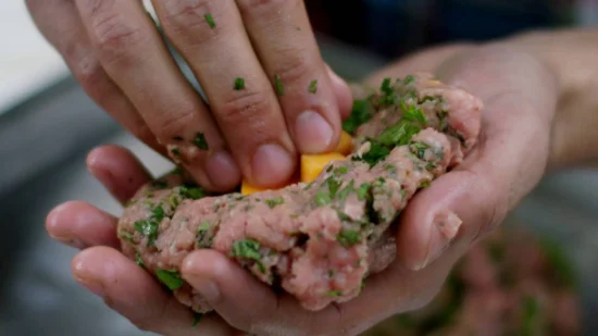 Hamburgers de dinde farcie au fromage garnis de champignons