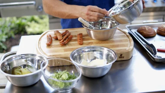 Saucisses fumées à la dinde grillées, servies avec brie sur pain bretzel