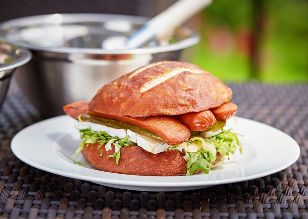 BUTR_GrilledTurkeyFranksPretzelBun_01_RGB_LR_sm