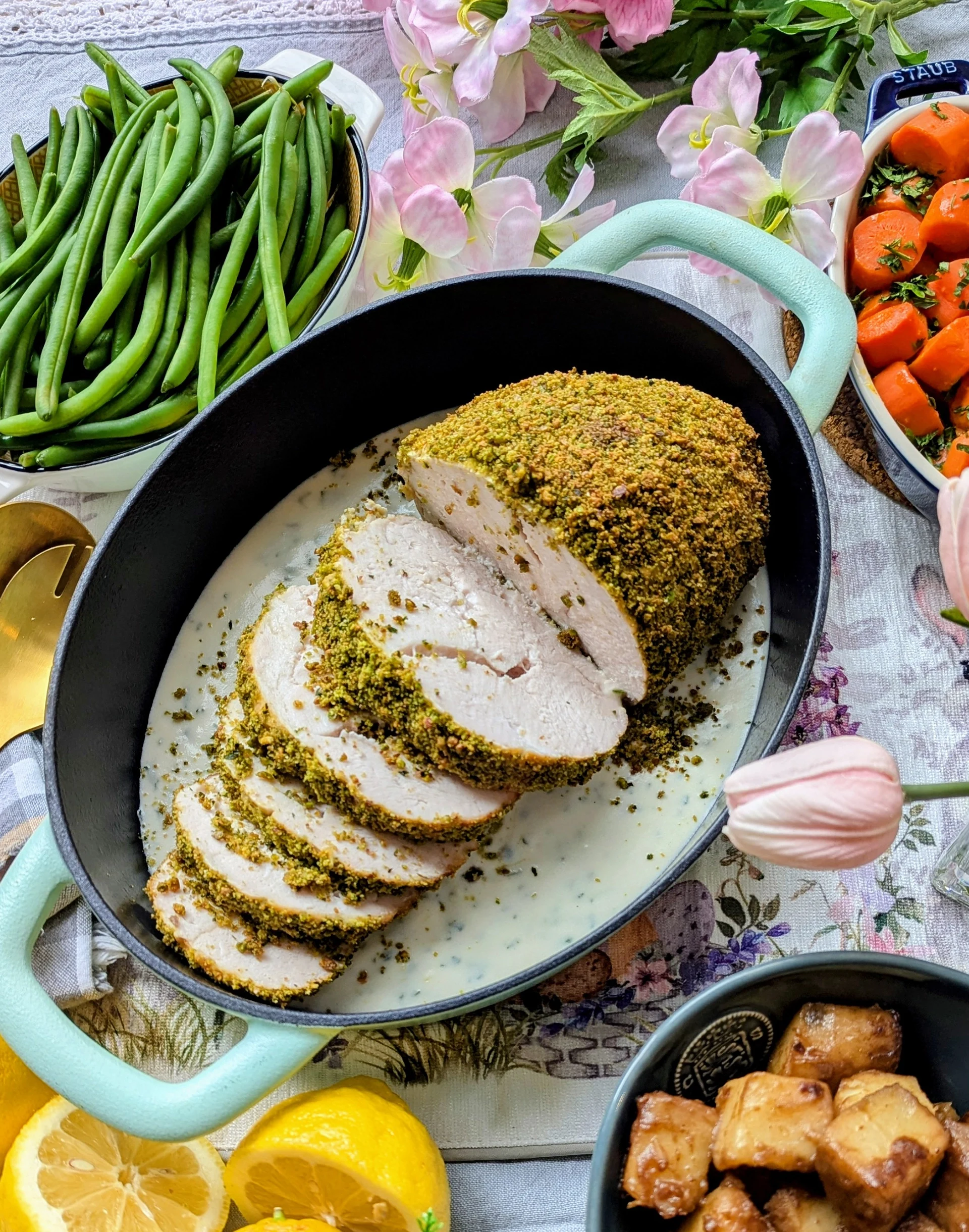 Rôti de dindon en croûte de pistaches et fines herbes